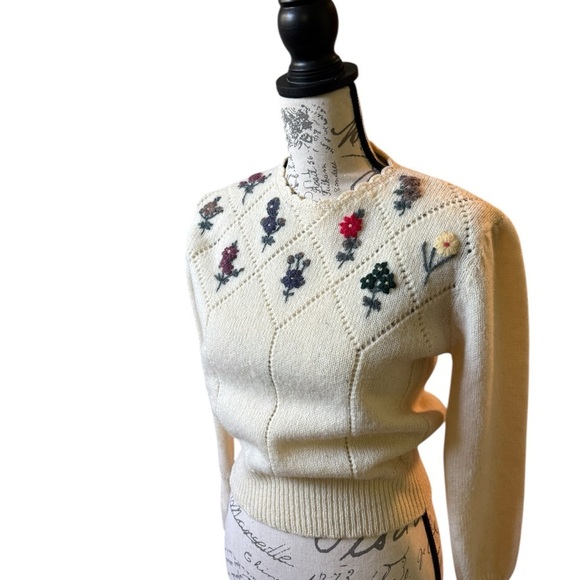 VINTAGE Woolrich Floral Embroidered Cream Sweater - Picture 2 of 14